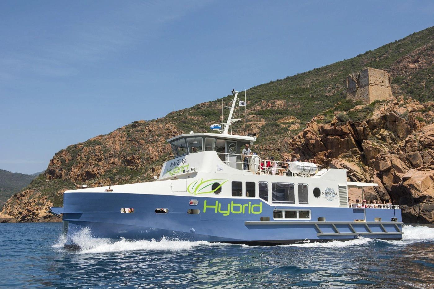 Semi-rigide hybride de la compagnie de balade en bateau Nave va